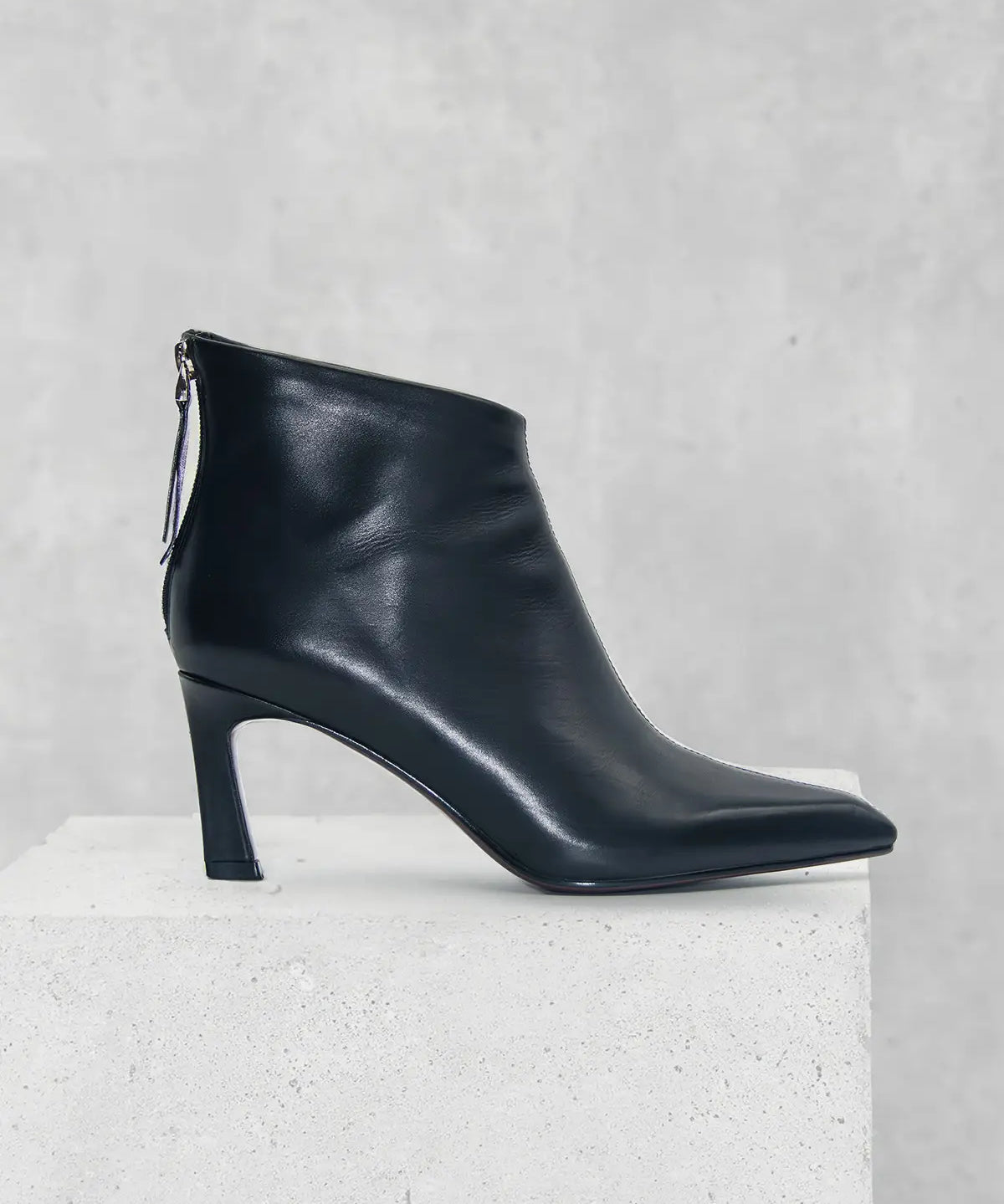 Women&#39;s ankle boots in black calfskin