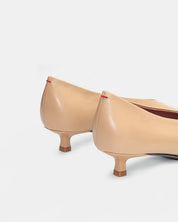Beige kitten heels in leather with balanced low heel counter
