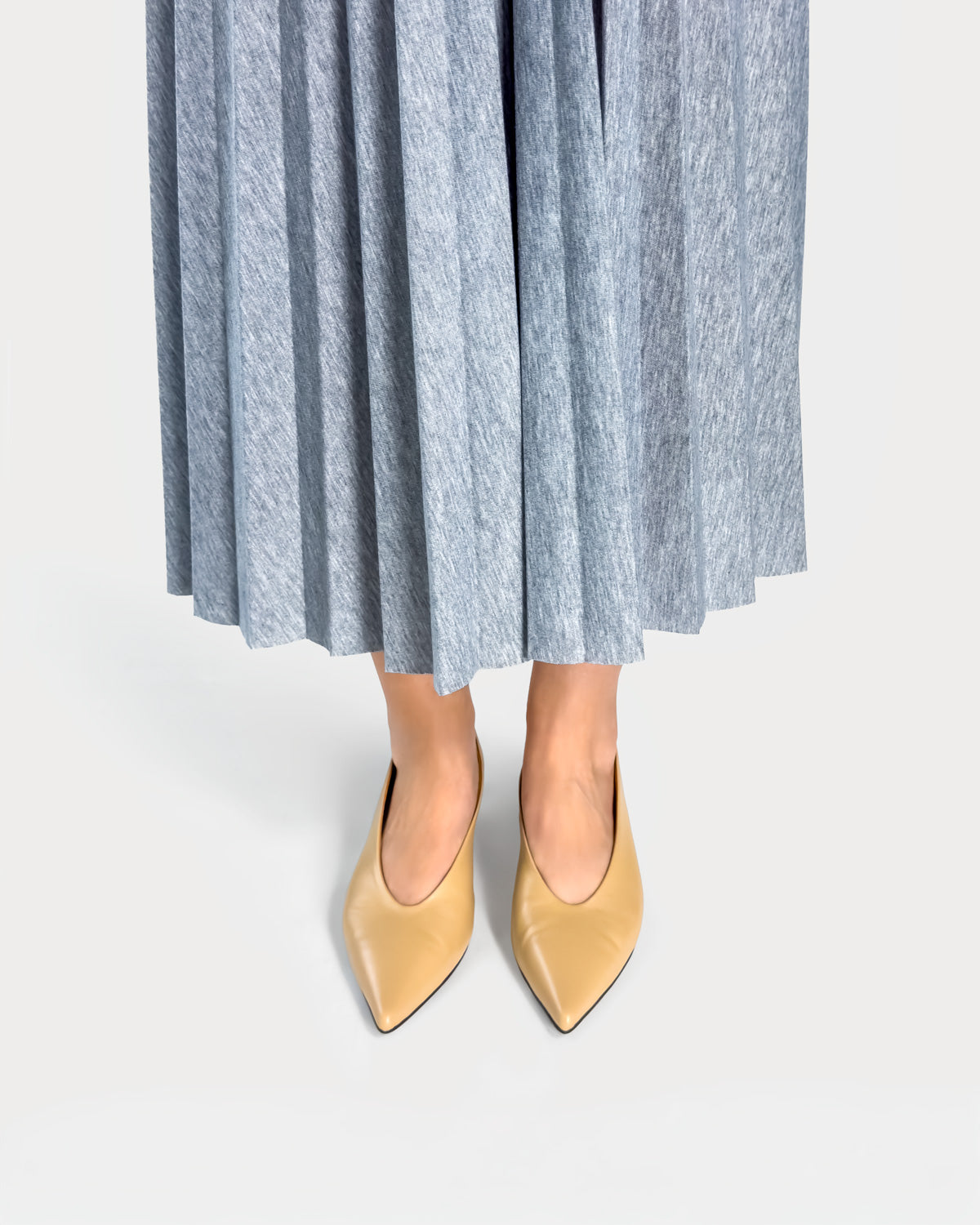 Beige kitten heels in leather women's dress shoes with all day support