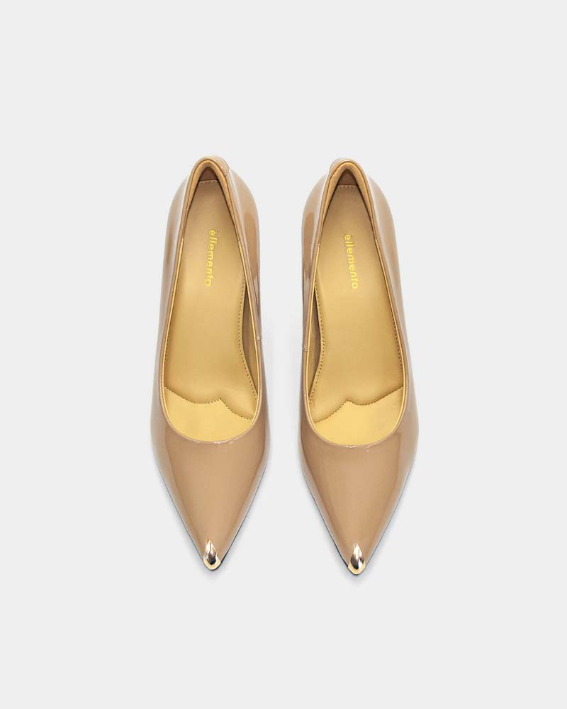 Comfortable classic pumps, crafted from beige patent calfskin leather and cushioning support 