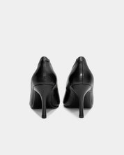Black heeled pumps in leather with balanced and stable heels for walking