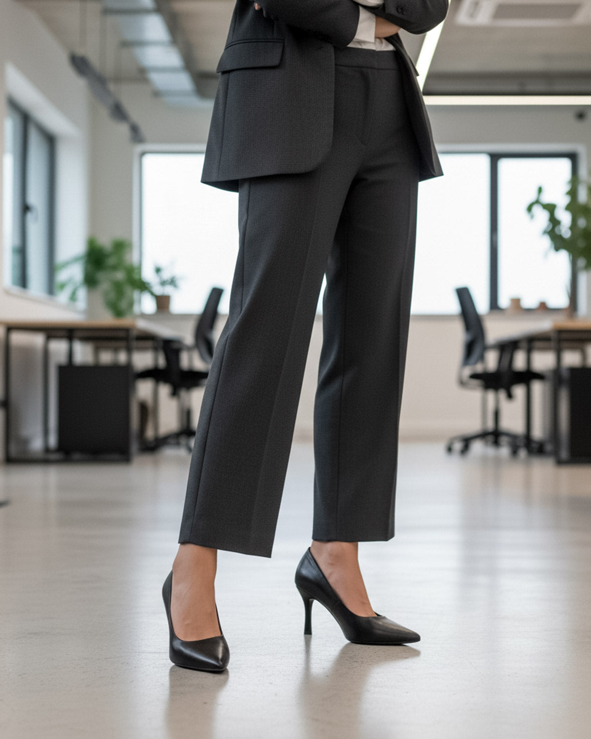 Comfortable heeled pumps for women's work shoes in black leather with all-day support