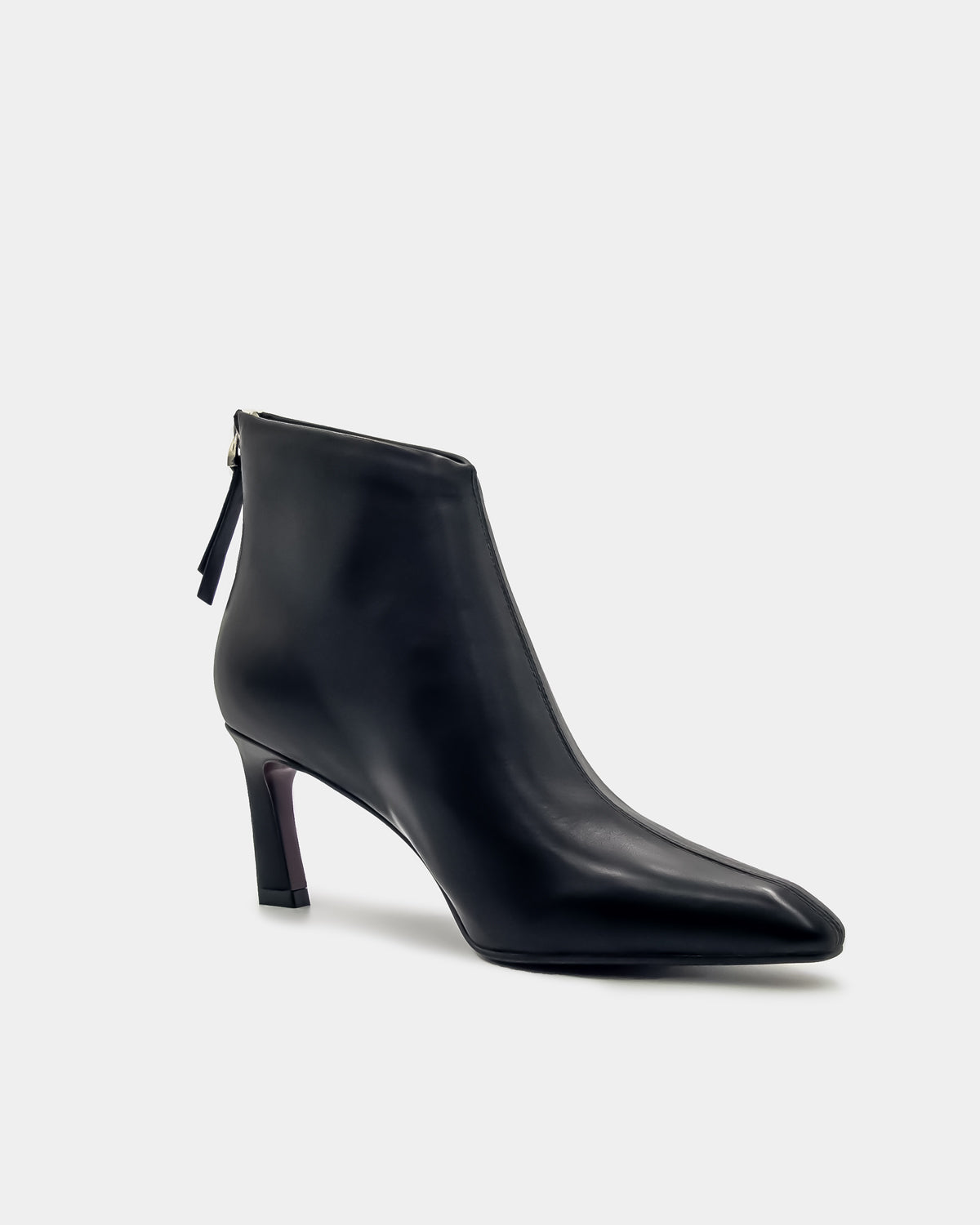 Women's ankle boots in black leather pointed toe and stable heel.