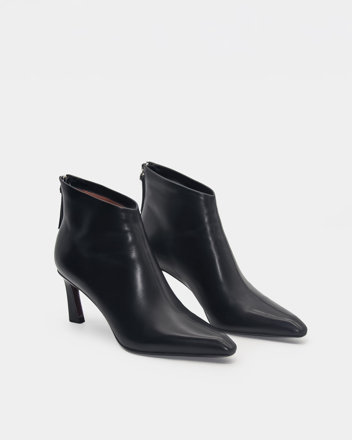 Heeled ankle boots in black leather with cushioned footbed for all day comfort