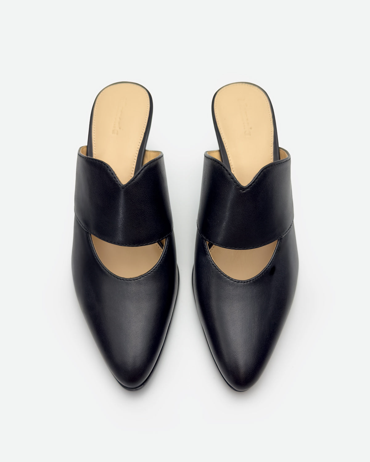 Padded footbed of black mules with kitten heels