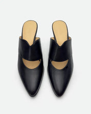 Padded footbed of black mules with kitten heels