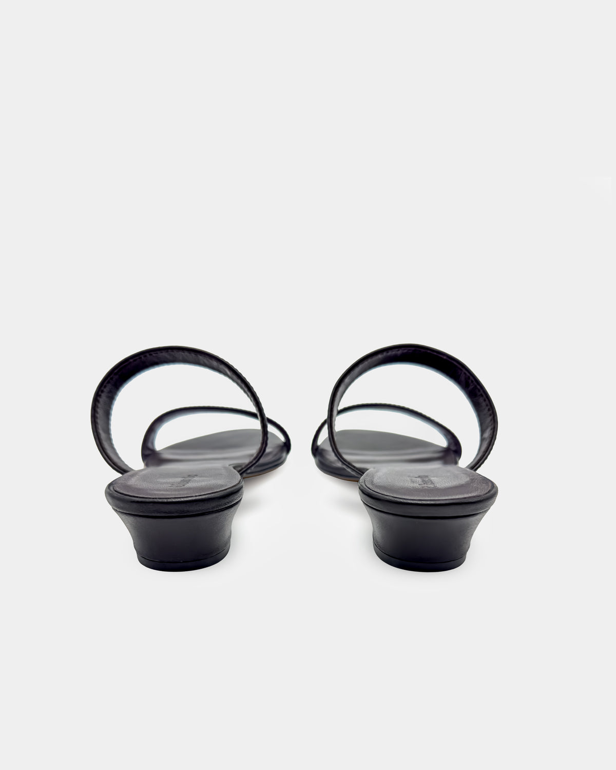 Comfortable low heel sandals for ladies in black leather and padded footbed