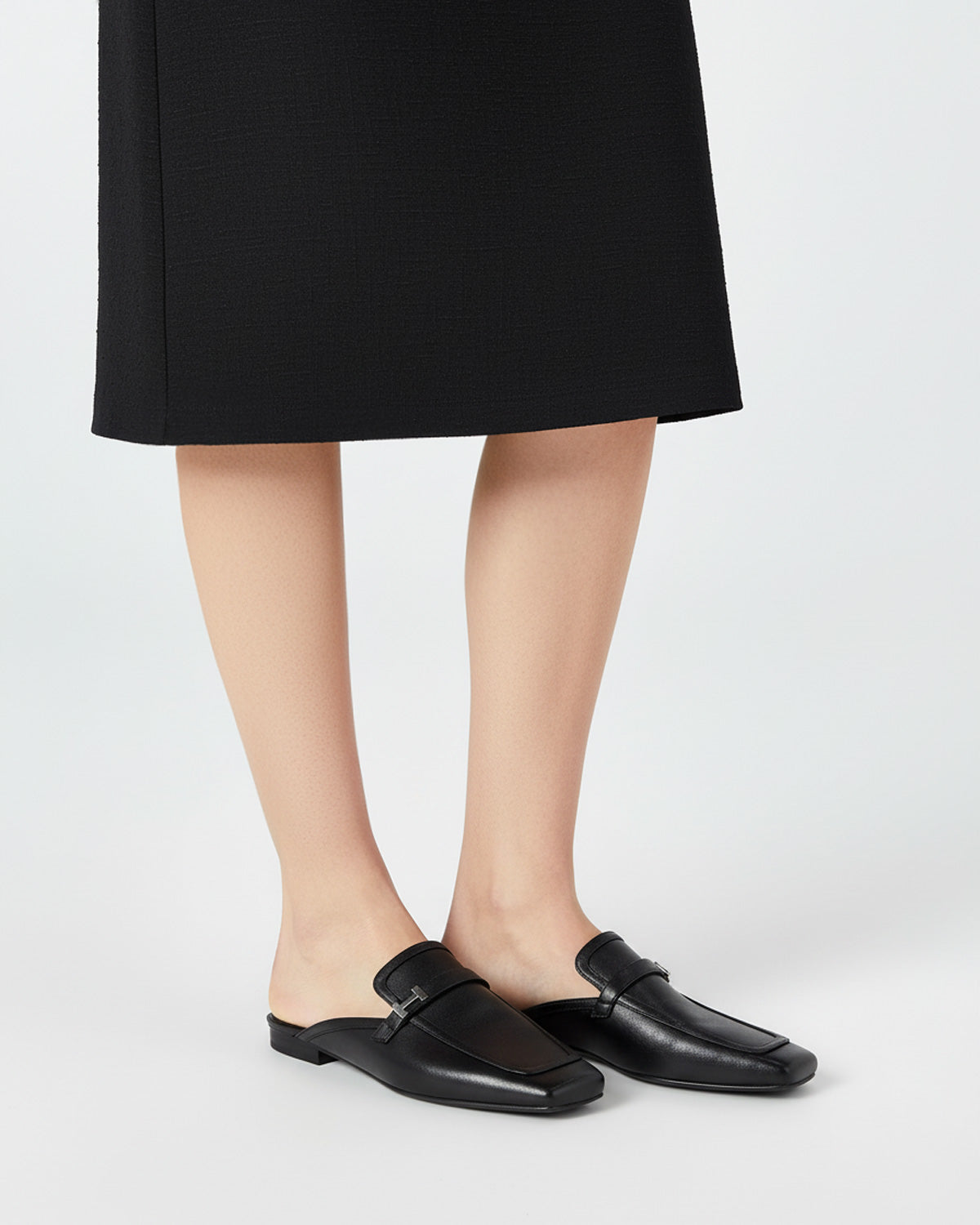 Flat mule shoes for women in black leather easy slip on