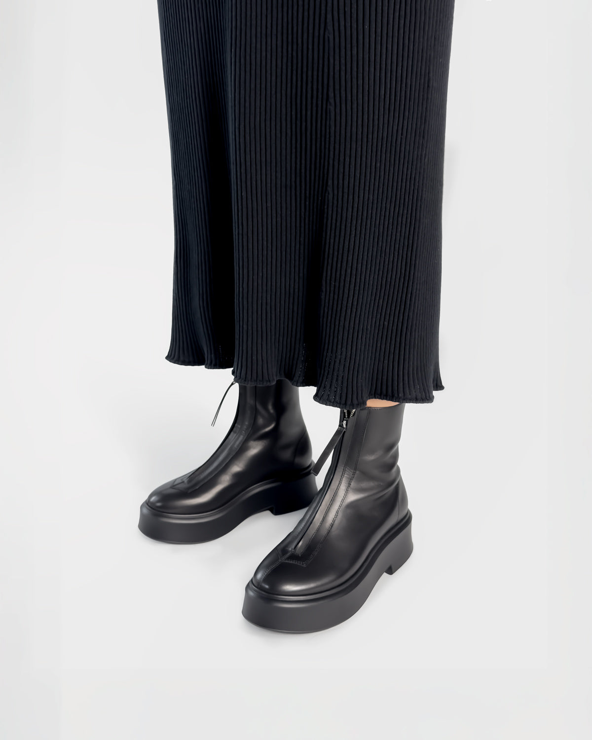 Comfortable black leather boots for women with platform and zipper 