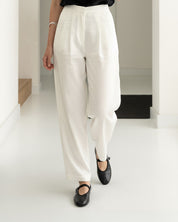 woman wearing black nappa leather ballet flats with smart casual outfits.