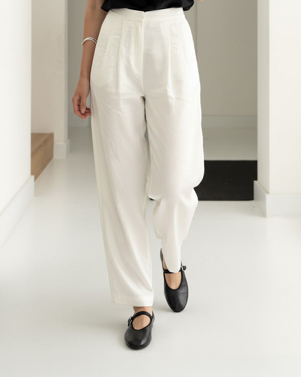 woman wearing black nappa leather ballet flats with smart casual outfits.