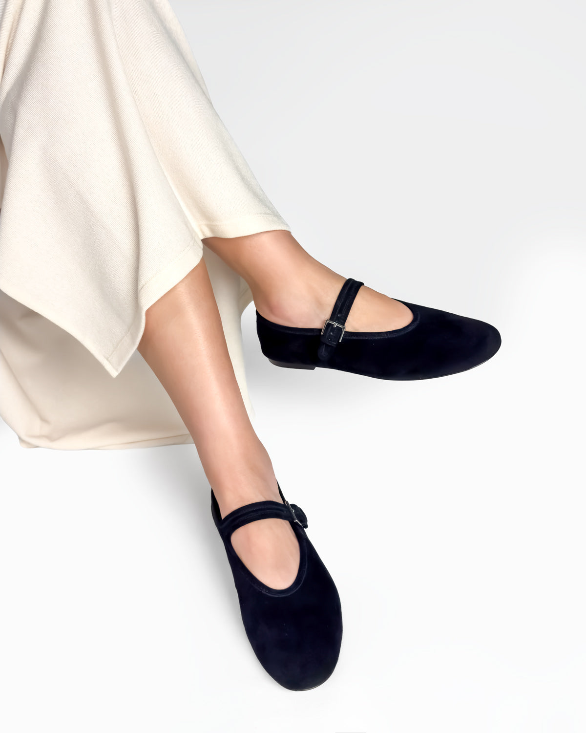Ladies's black ballet flats in suede with strap for effortless comfort 