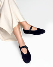 Ladies's black ballet flats in suede with strap for effortless comfort 