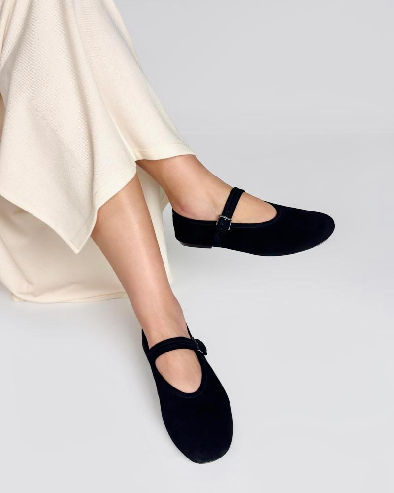 black ballet flats in suede with adjustable strap for effortless comfort 