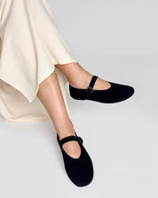 black ballet flats in suede with adjustable strap for effortless comfort 