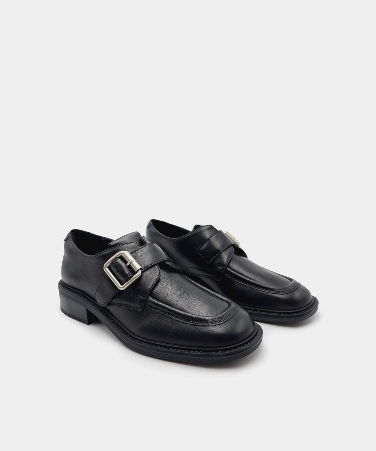 Black loafers in leather with buckle that are stylish work shoes for professionals