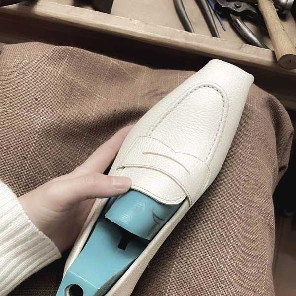 Craftsmanship of women's shoes at ellementa