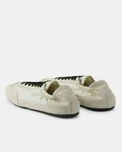 elastic back heel of suede sneakers