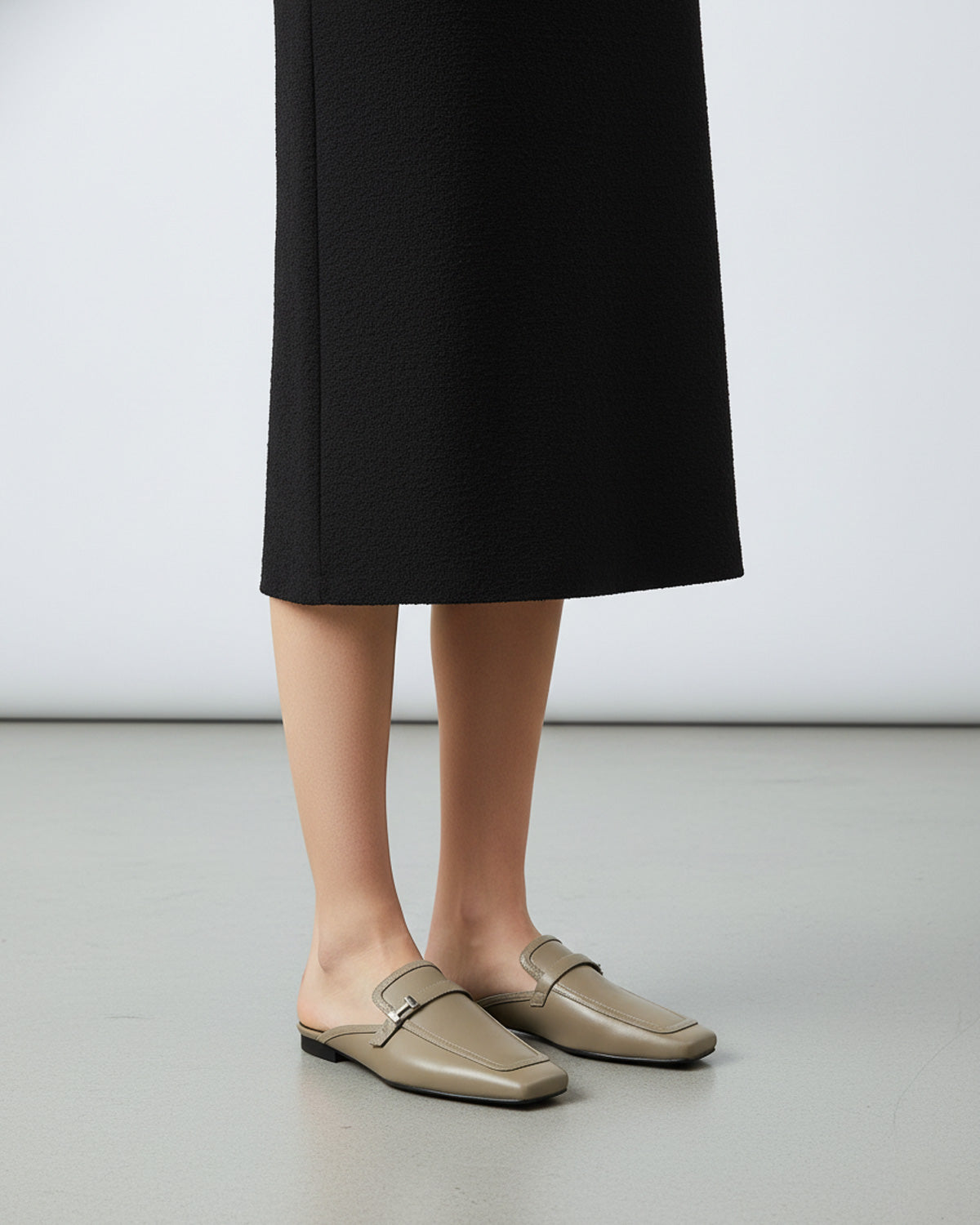 Woman's leather flats mule shoes in leather that are comfortable for everyday wear