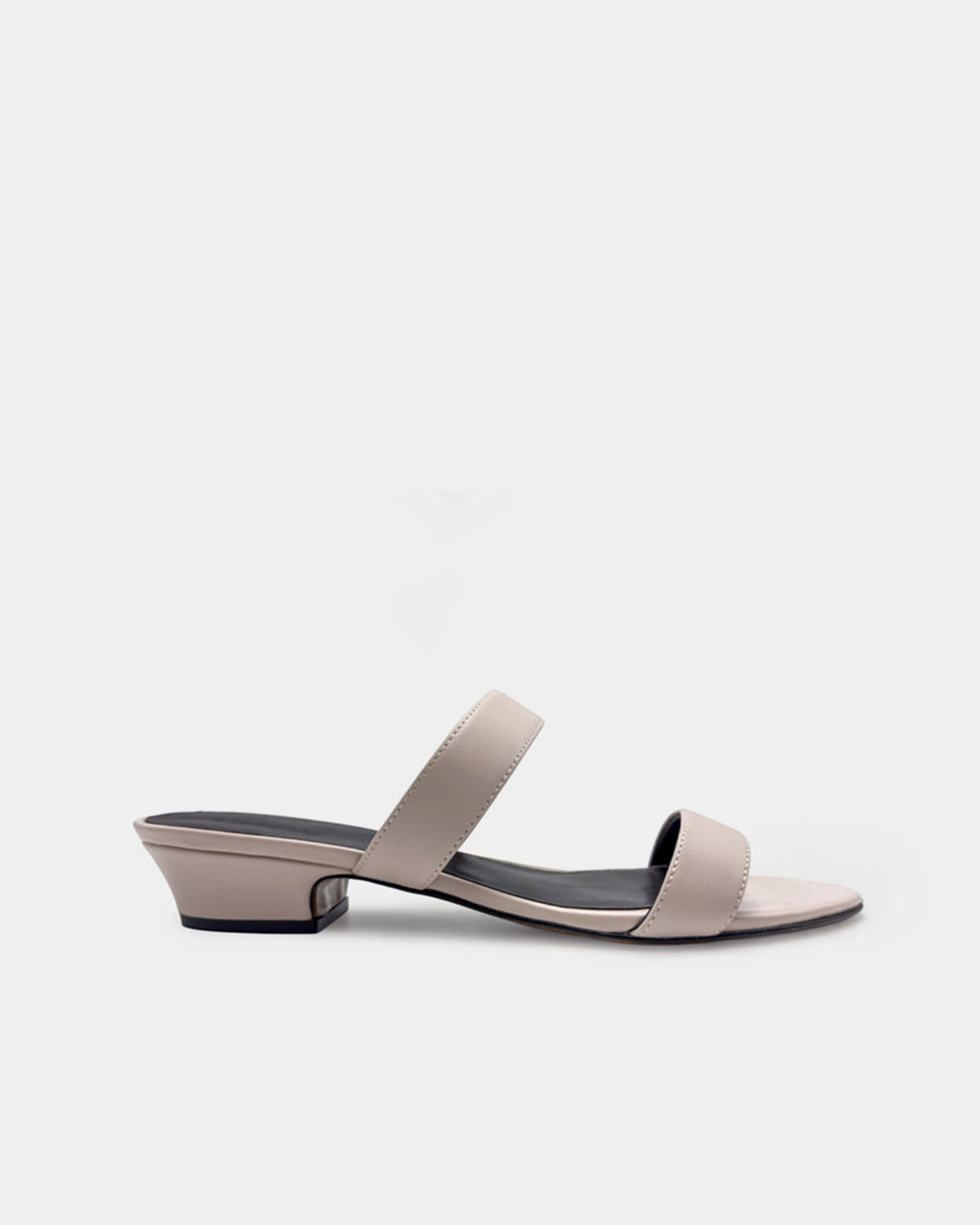 Nude leather strappy sandals with low heel that are comfortable for summer