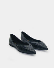 Pointed toe flats in black that easily elevate office wear for women