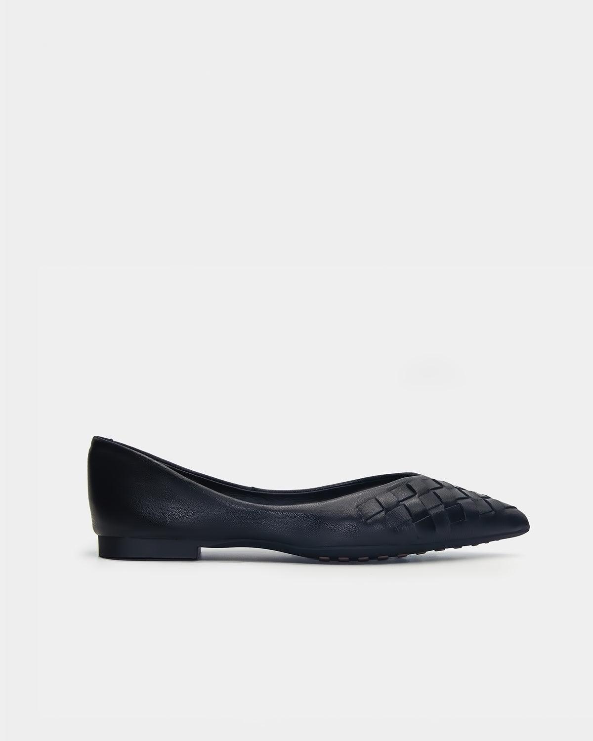 Pointed toe flats in black woven leather that are elegant as office shoes 