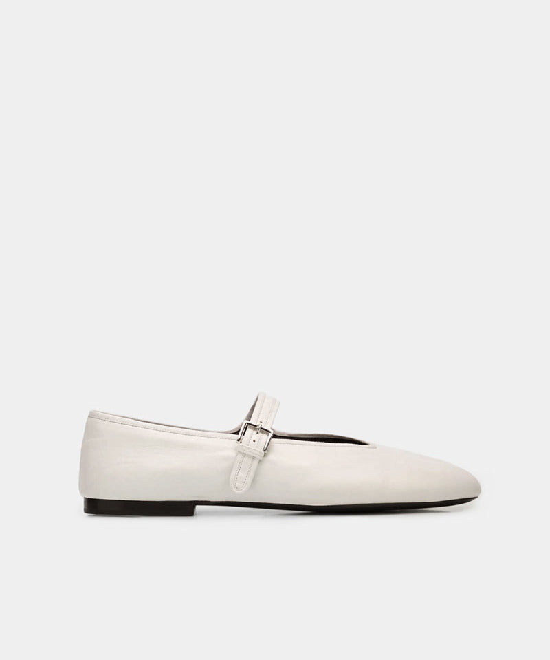 White ballet flats with strap in soft leather that are comfortable and elegant 