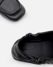 Lightweight flexible sole on women’s black leather loafers by èllementa