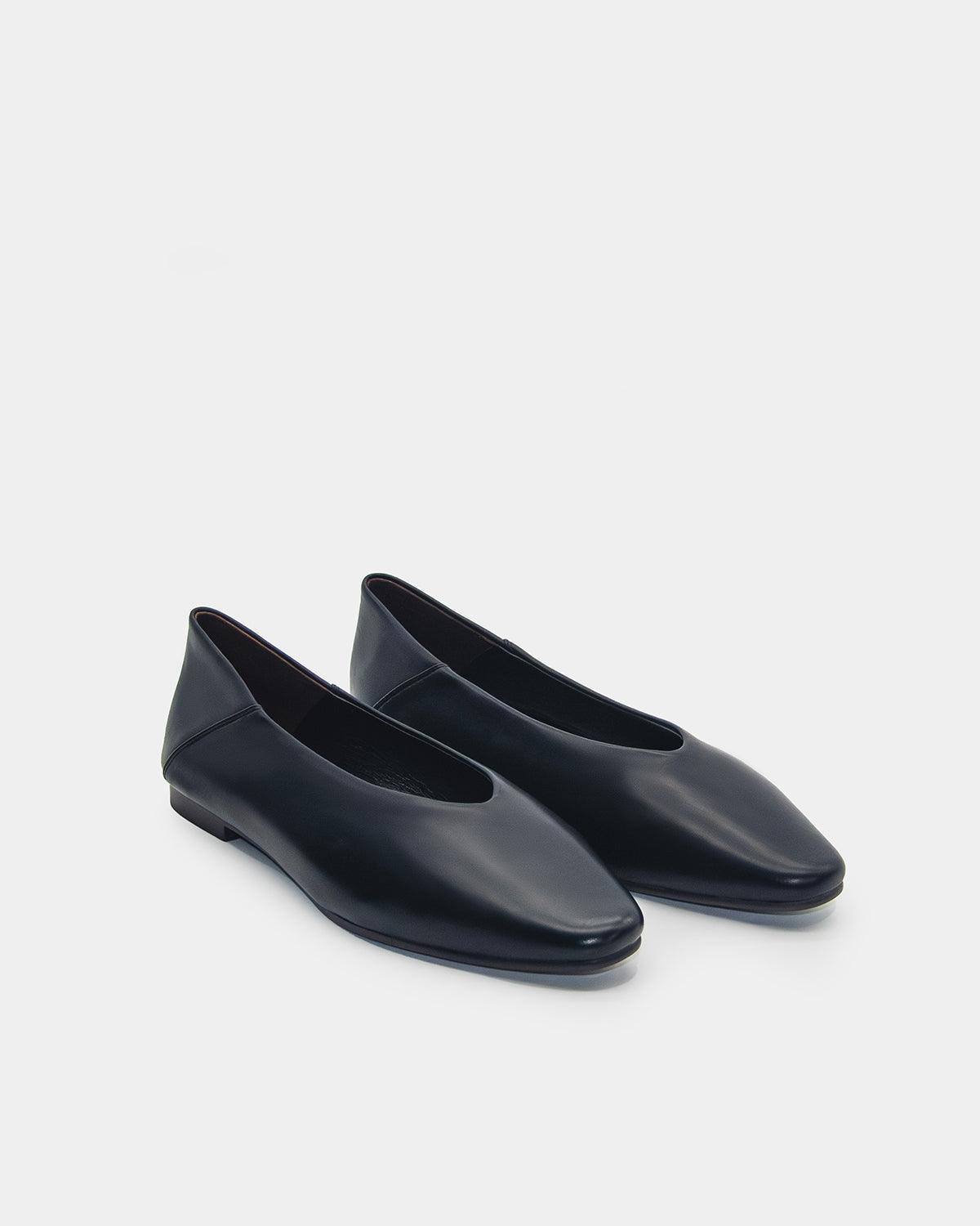 Must-have black flats for ladies as work flats 
