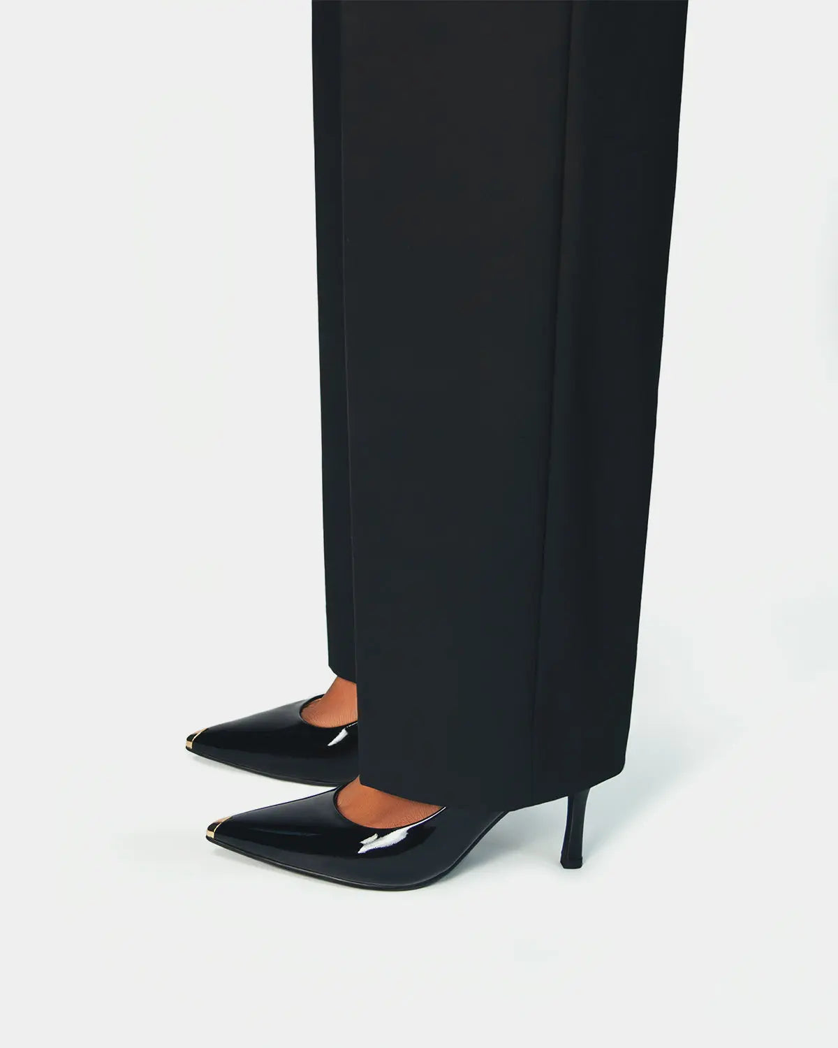 black heeled shoes in patent leather as comfortable work shoes for women