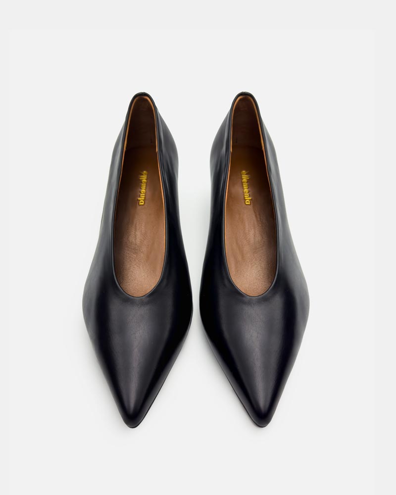 black kitten heels with pointy toe in calfskin
