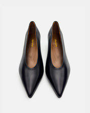 black kitten heels with pointy toe in calfskin