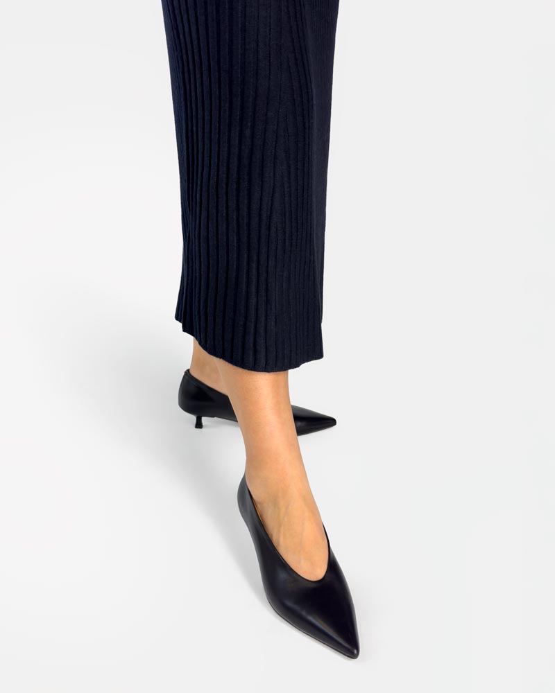 kitten heels in black leather that are ideal office shoes for ladies