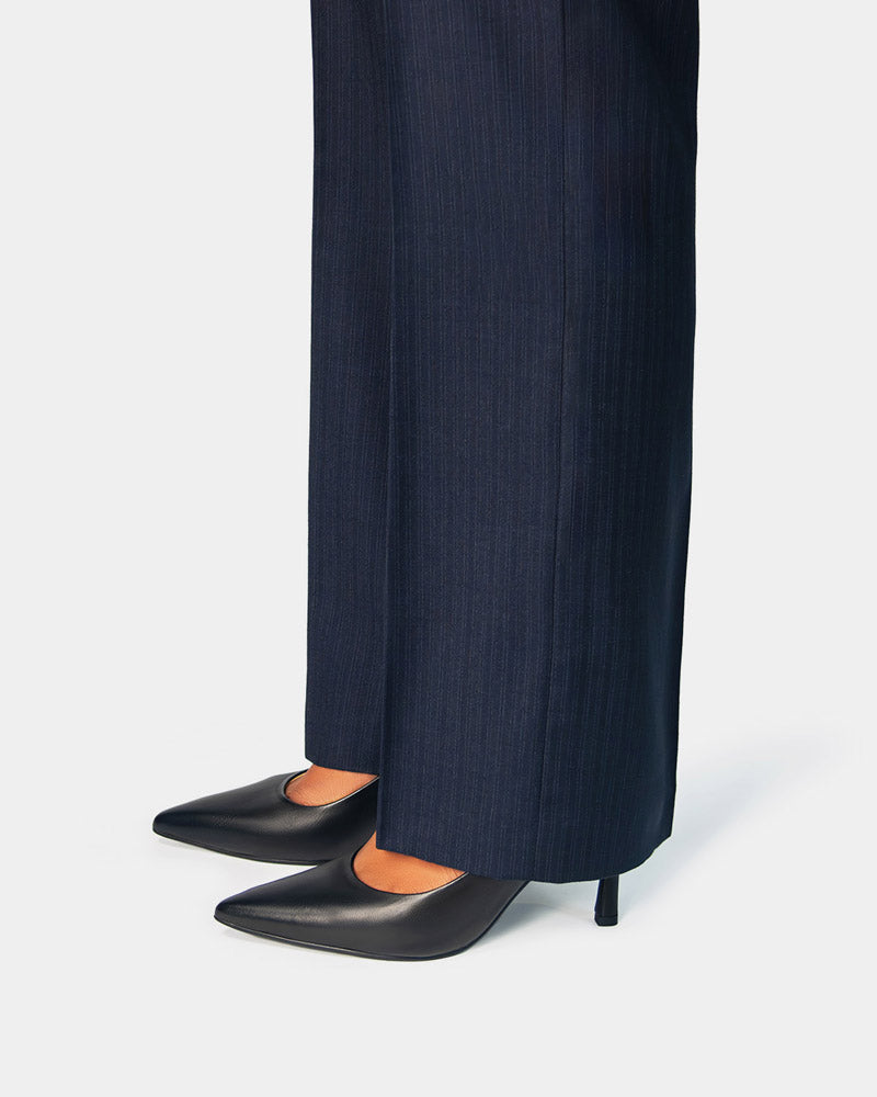 Women’s black classic leather pumps engineered for long-wear comfort – Ultra Comfort edition