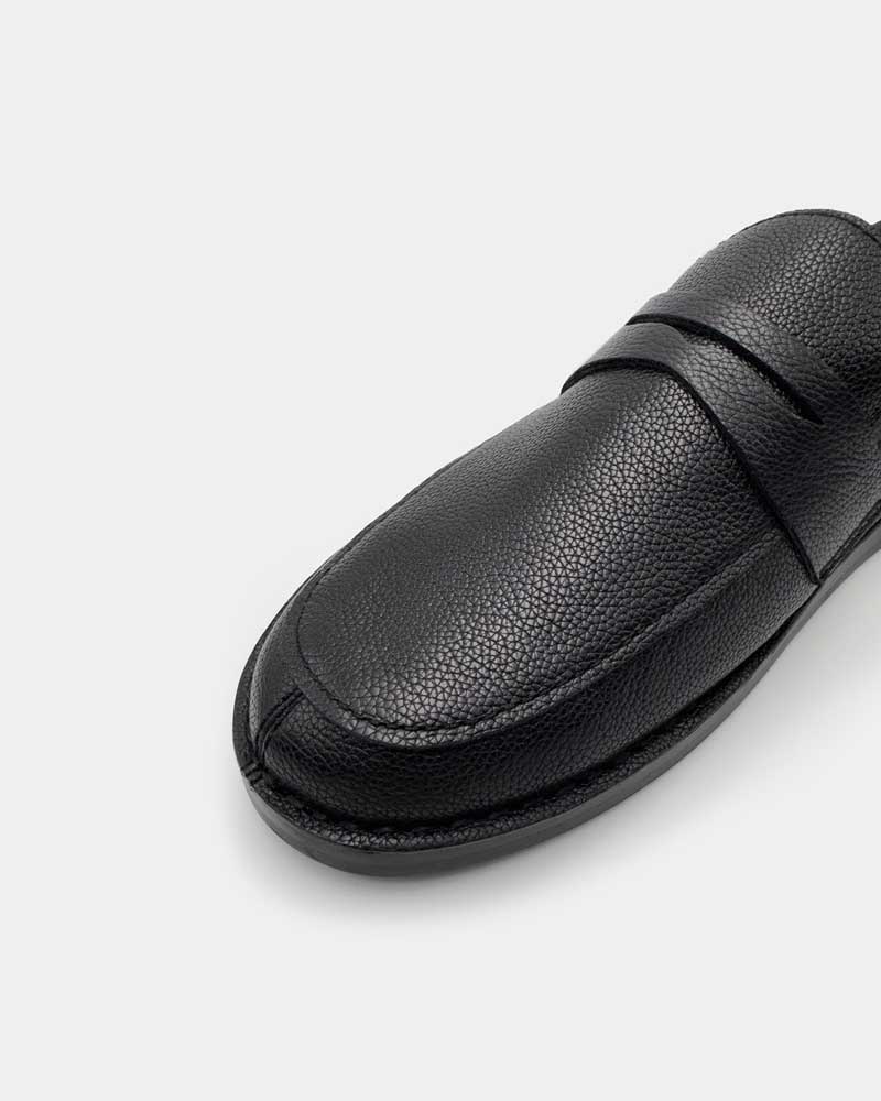 Handcrafted detailed of black loafers 