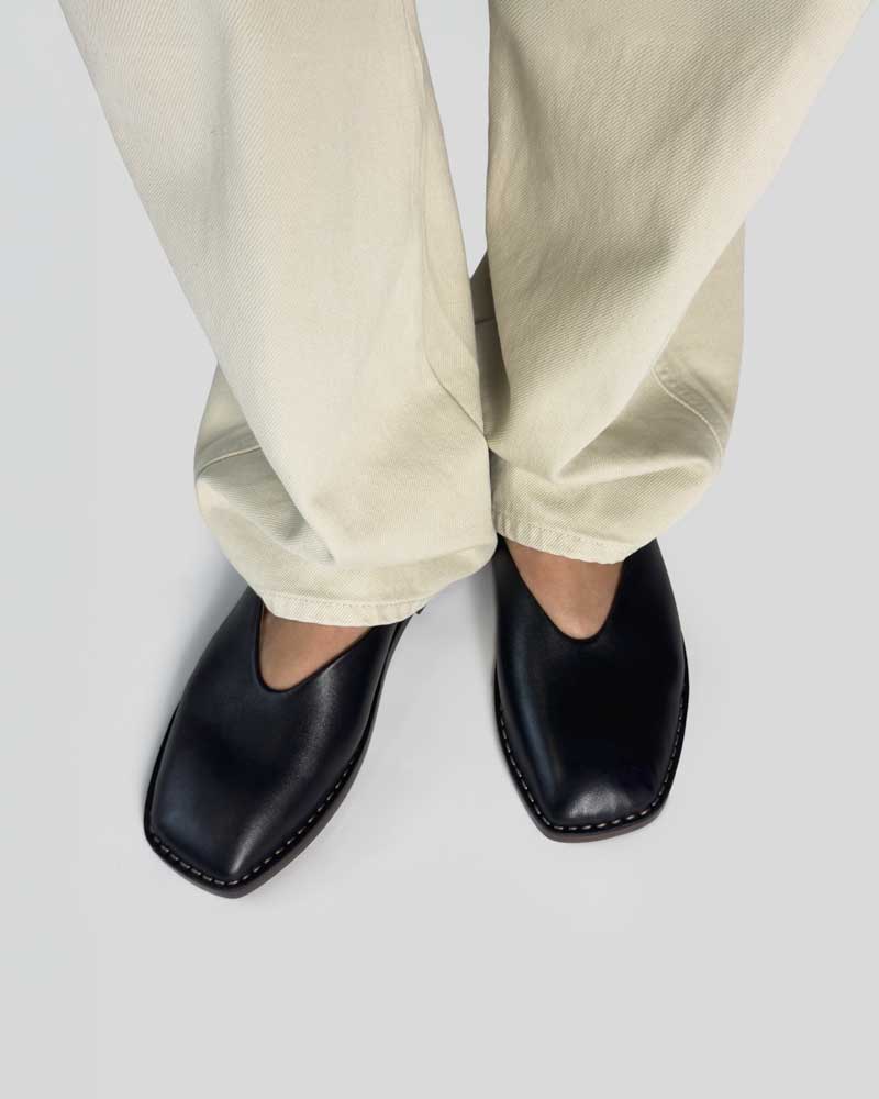 Mary Jane flats in black leather with square toe style