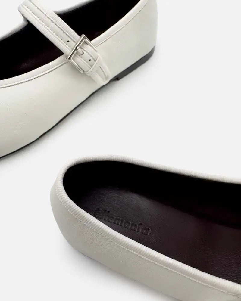 White ballet flats with strap in soft leather lining and upper